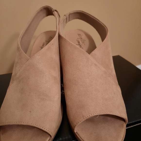 Sandals - Picture 2 of 3